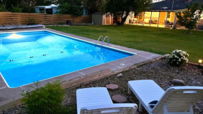 Waterside Retreat-Poolside Oasis Hot Tub and More